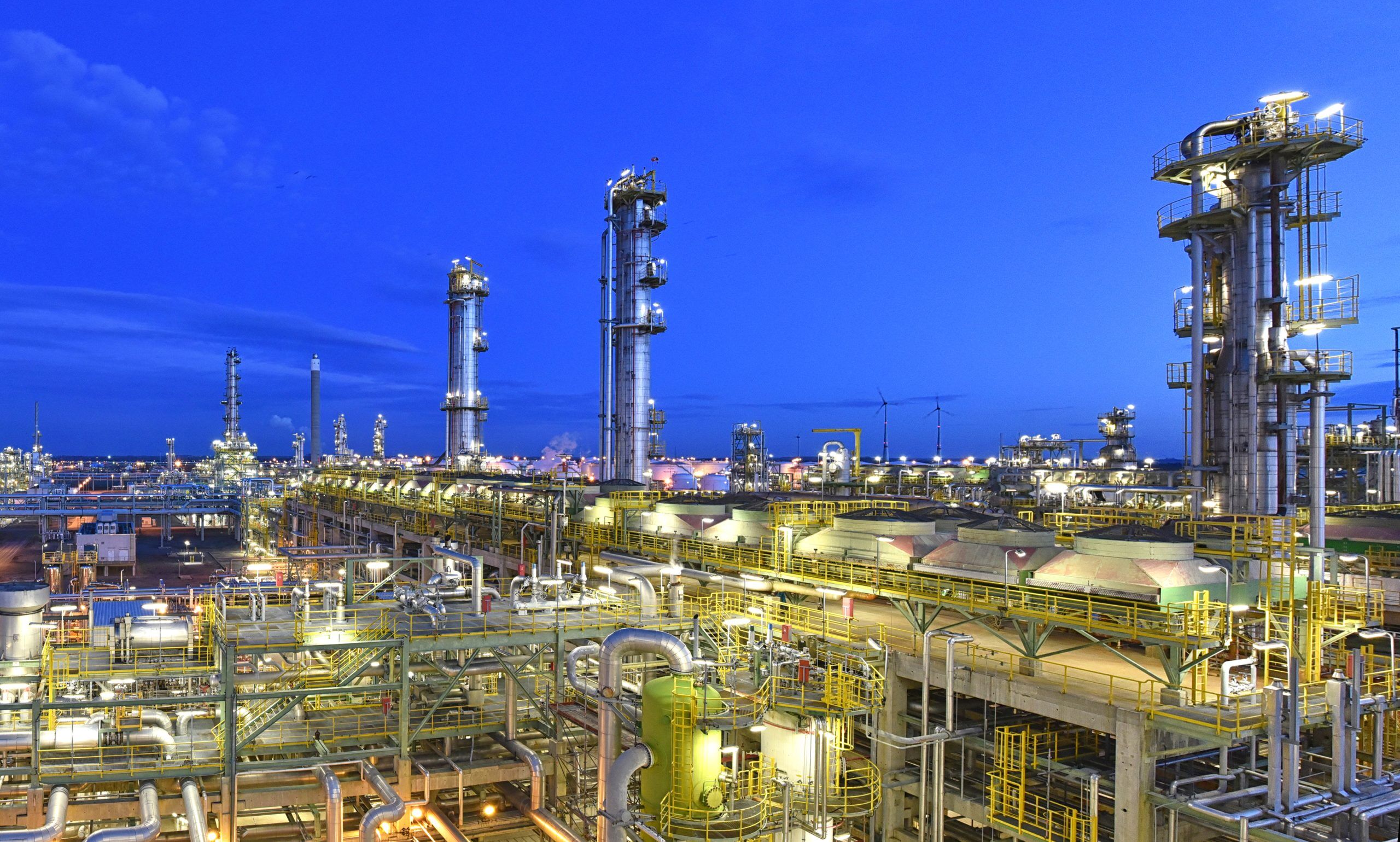 Large chemical plant with hundreds of pipes everywhere